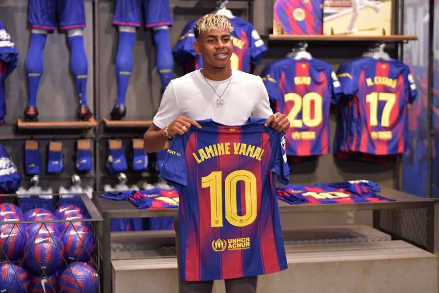 Yamal bude hrát v Barceloně s číslem 10.