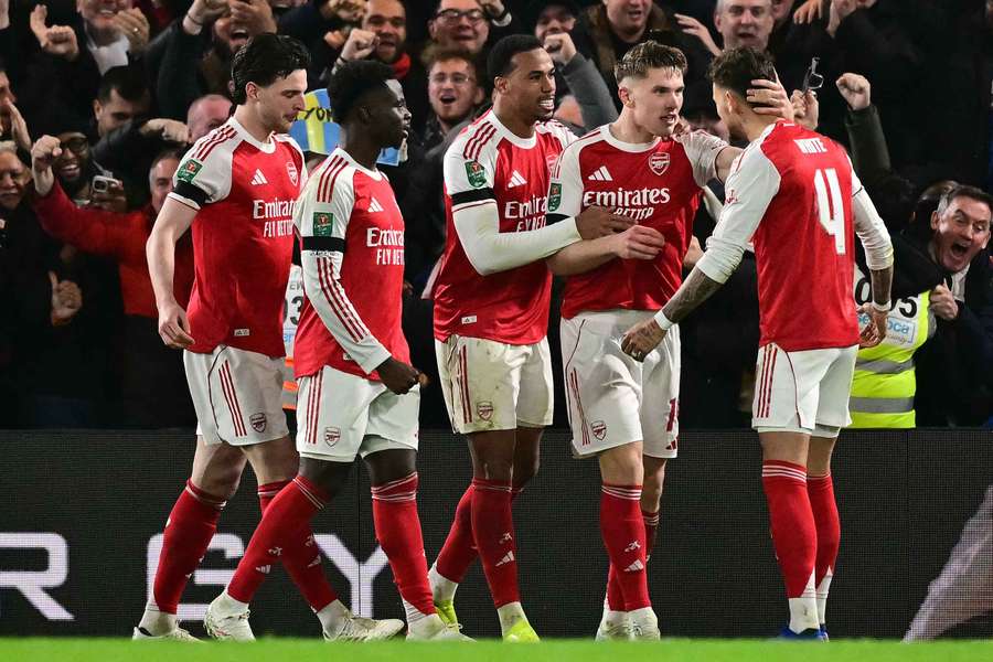 Hráči Arsenalu slaví gól Viktora Gyökerese v zápase s Chelsea.