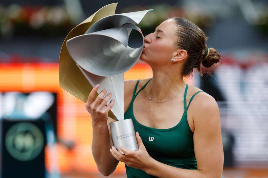 Marta Kostyuk beija o troféu de campeã do WTA 1000 de Madri