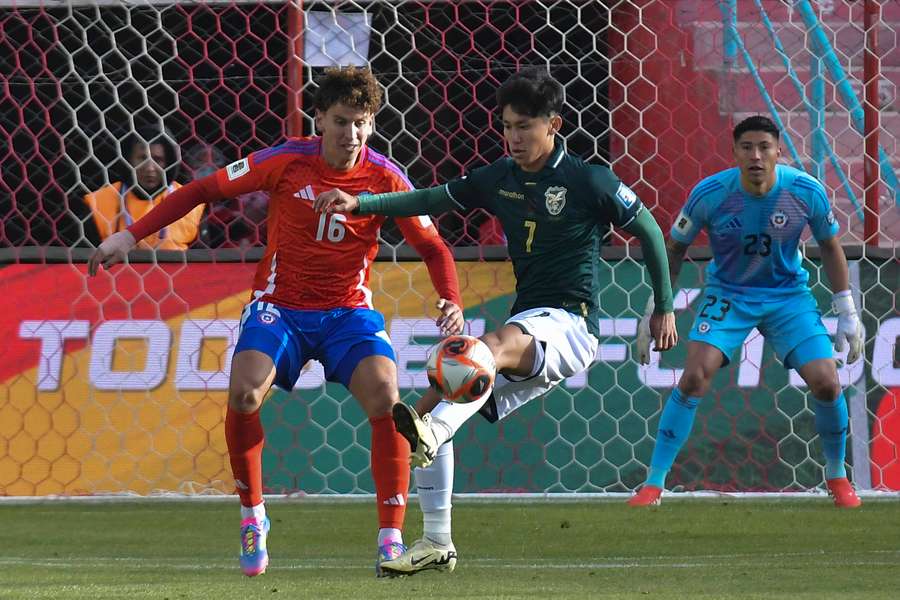 Igor Lichnovsky, left, vies for the ball against Miguel Terceros of Bolivia