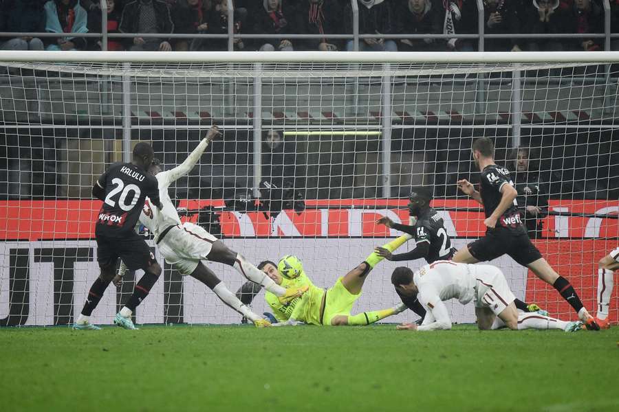 Førte 2-0 efter 87 minutter men måtte nøjes med uafgjort: Milan smed dyrebare points mod Roma
