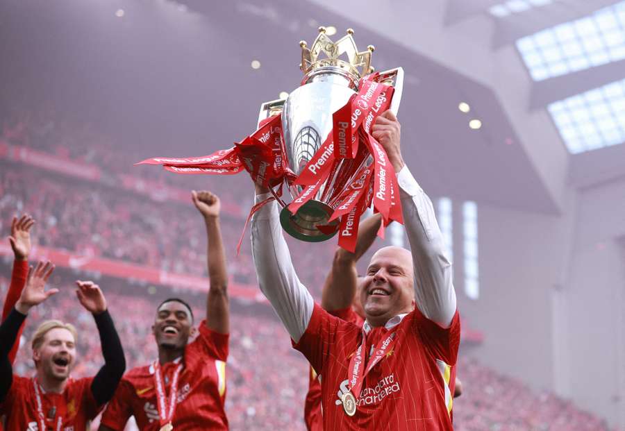 Slot lifts the Premier League trophy