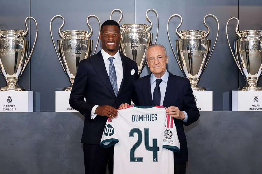 Denzel Dumfries, junto a Florentino Pérez Denzel Dumfries, junto a Florentino Pérez