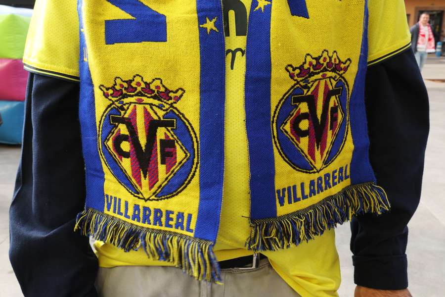 Imagen de un aficionado con la bufanda del Villarreal