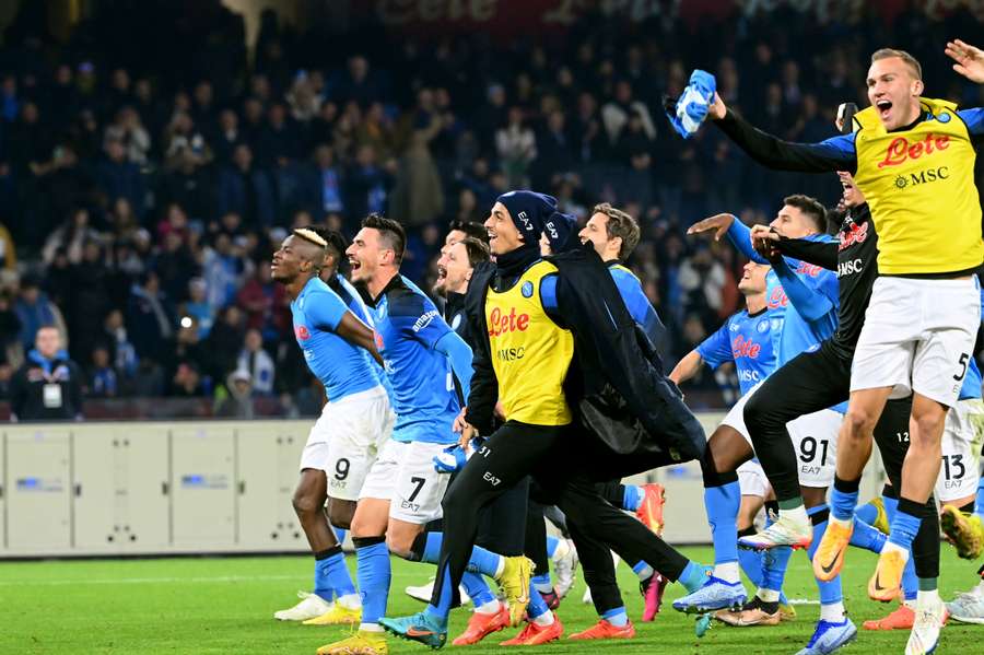 I giocatori del Napoli festeggiano con il Maradona