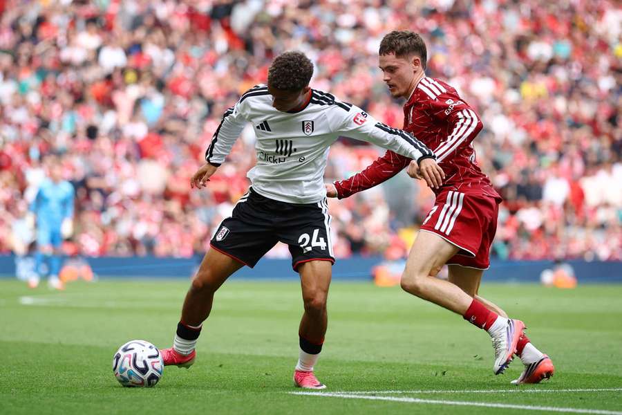 Wirtz im Zweikampf mit Josh King Wirtz im Zweikampf mit Josh King