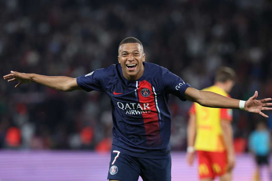 Depois de um exame tranquilizador ao tendão, Mbappé deve estar apto para defrontar o Nice