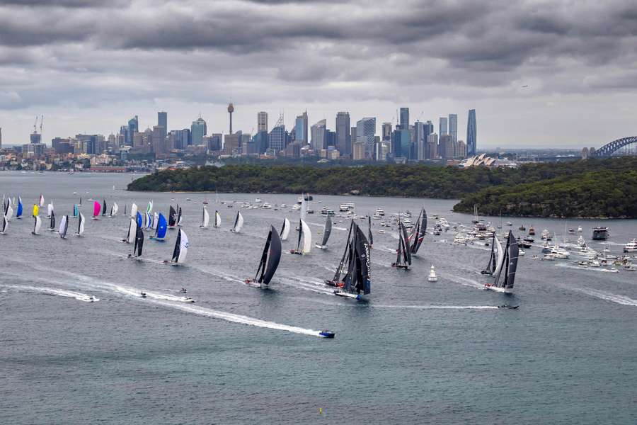 Żeglarze z regat Sydney-Hobart oddali hołd ofiarom masakry na Bondi i ruszyli na trasę Żeglarze z regat Sydney-Hobart oddali hołd ofiarom masakry na Bondi i ruszyli na trasę