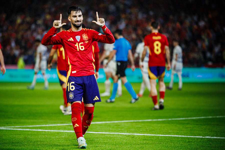 Baena celebra su gol de falta contra Serbia