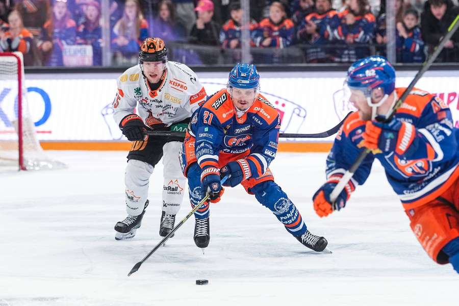 Tappara (blue) secured victory in a must-win game in Kouvola