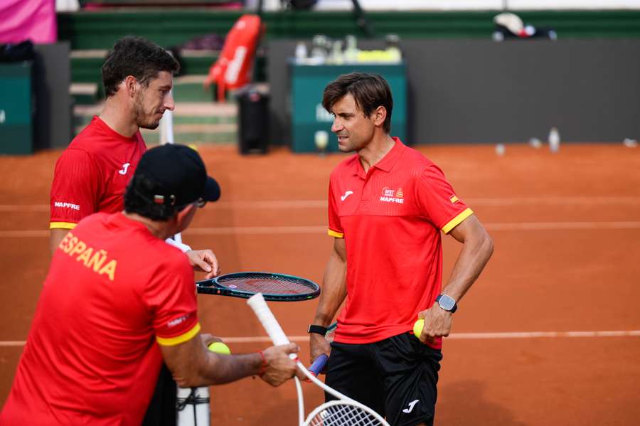 Ferrer da instrucciones a sus jugadores en Marbella Ferrer da instrucciones a sus jugadores en Marbella