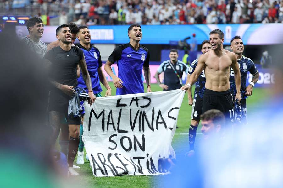 Gli argentini con lo striscione a fine gara Gli argentini con lo striscione a fine gara