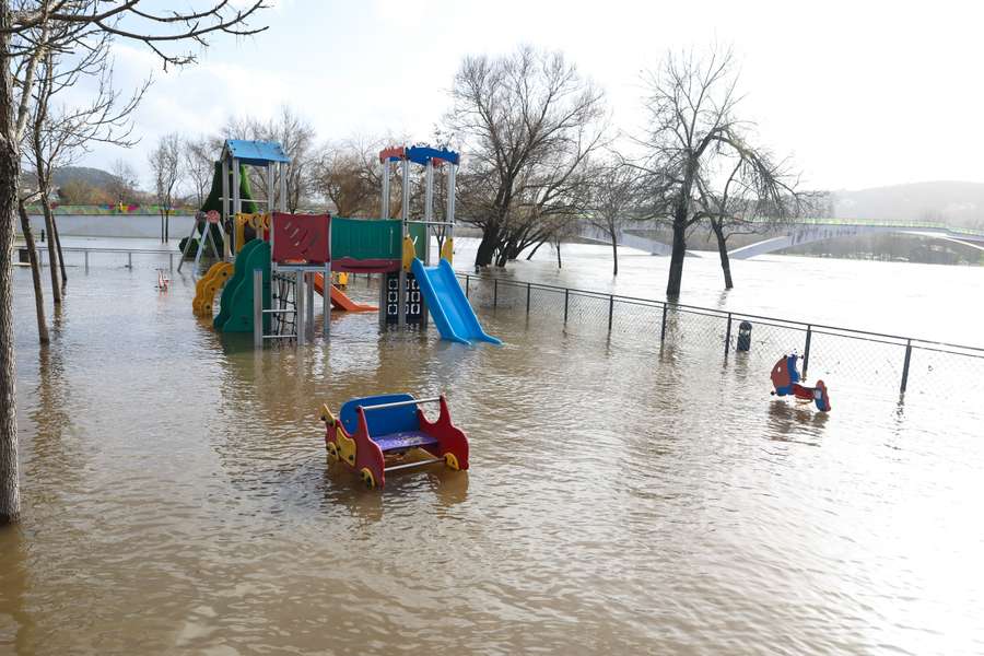 Inundações nos jardins e nos restaurantes do Parque Verde do Mondego, em Coimbra