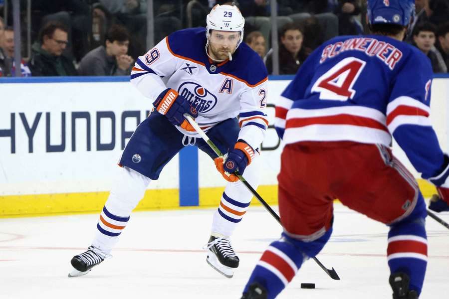 Leon Draisaitl punta il difensore dei New York Rangers Braden Schneider 