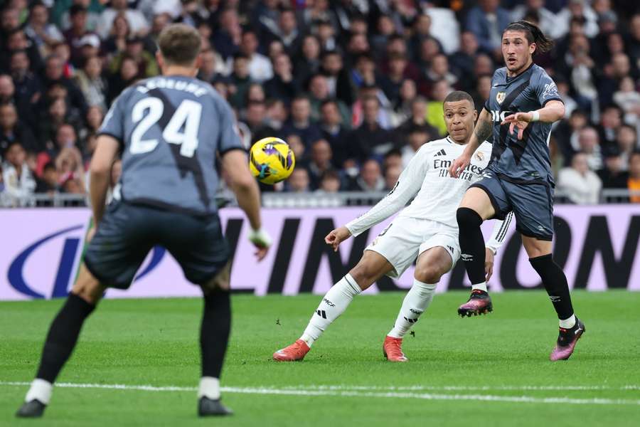 Mbappé foi titular diante do Rayo Vallecano