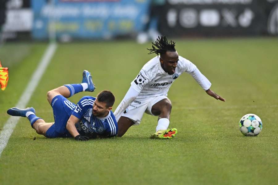 Souboj olomouckého Jana Navrátila a Azize Kayonda z Liberce v zápase 17. kola Chance Ligy.