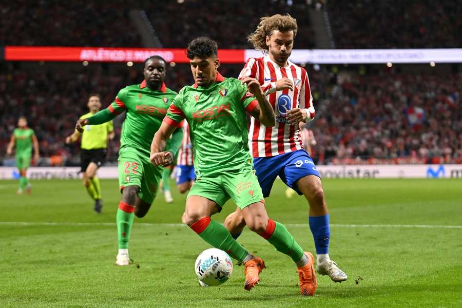 Iker Benito, ante Griezmann en el Atlético de Madrid-Osasuna