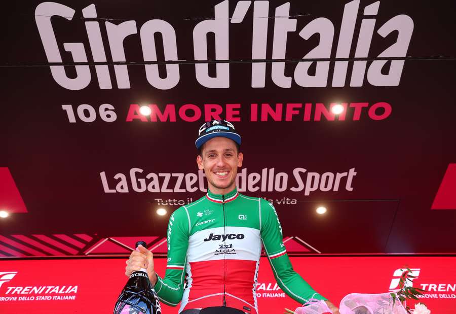Zana, en el podio como ganador de la 18ª etapa del Giro