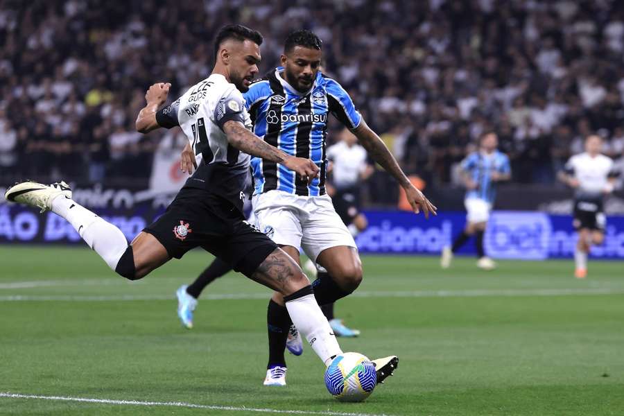 O duelo entre Corinthians e Grémio foi muito disputado