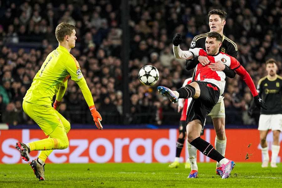Obrana Sparty útočníka Feyenoordu Santiaga Giméneze zastavovala jen těžko.
