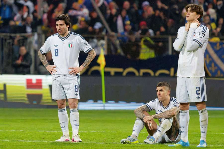 Zdrcení italští fotbalisté po neúspěšné baráži o MS s Bosnou.