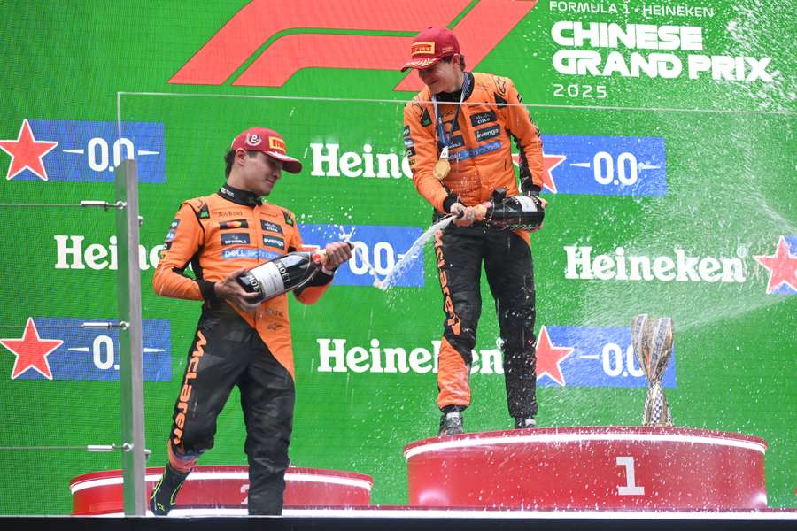 Oscar Piastri e o segundo classificado Lando Norris celebram no pódio após o Grande Prémio da China no domingo