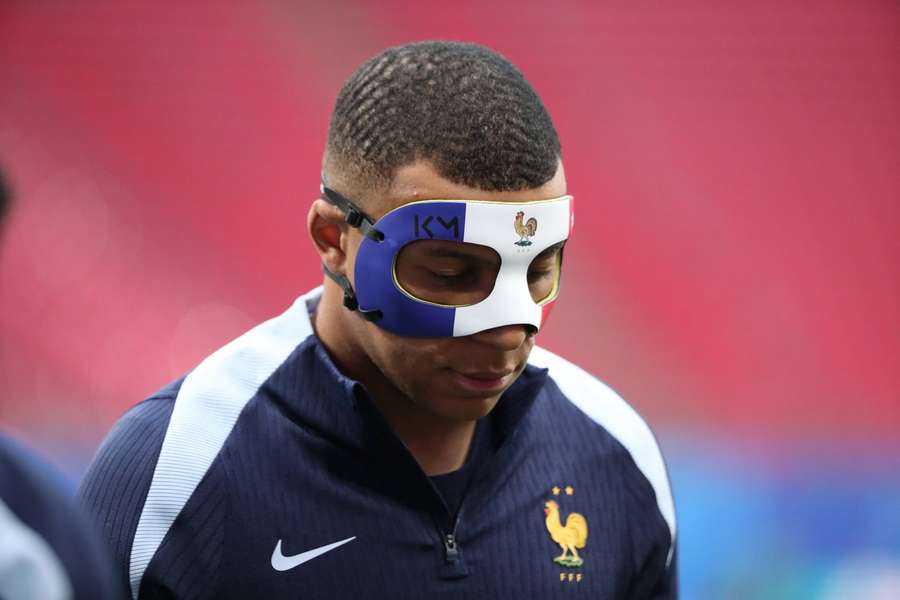 Kylian Mbappe va purta o mască