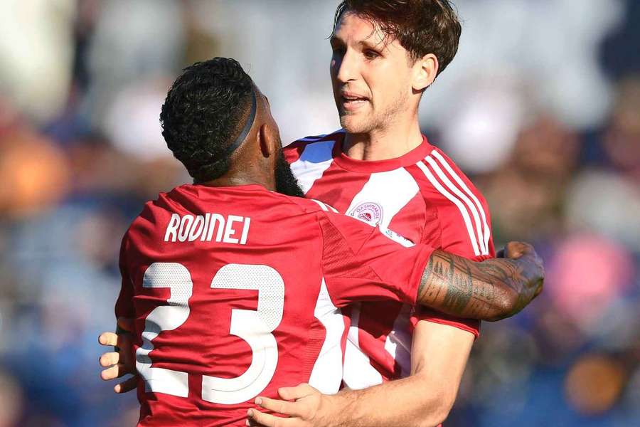 Rodinei festeja o golo com Panagiotis Restos