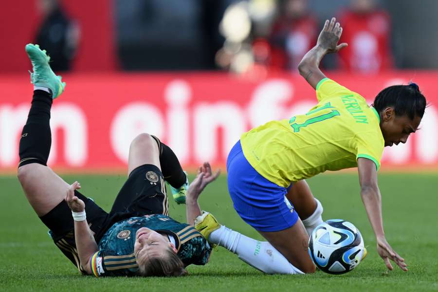 Schmerzhaft: Alexandra Popp (l.) am Boden nach einem Zweikampf mit Brasiliens Kerolin.
