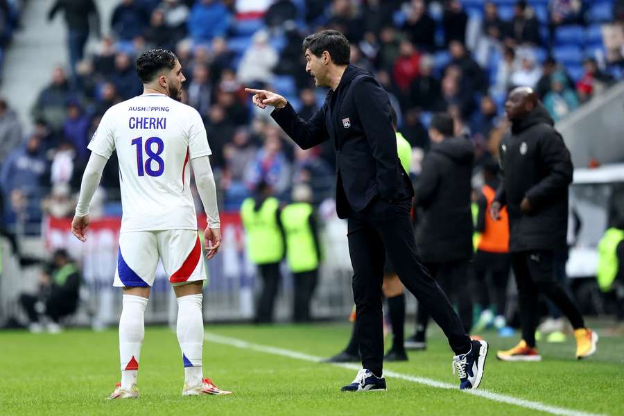 Paulo Fonseca donnant des conseils à Rayan Cherki.