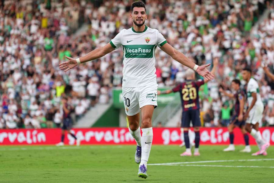 Rafa Mir celebra su gol
