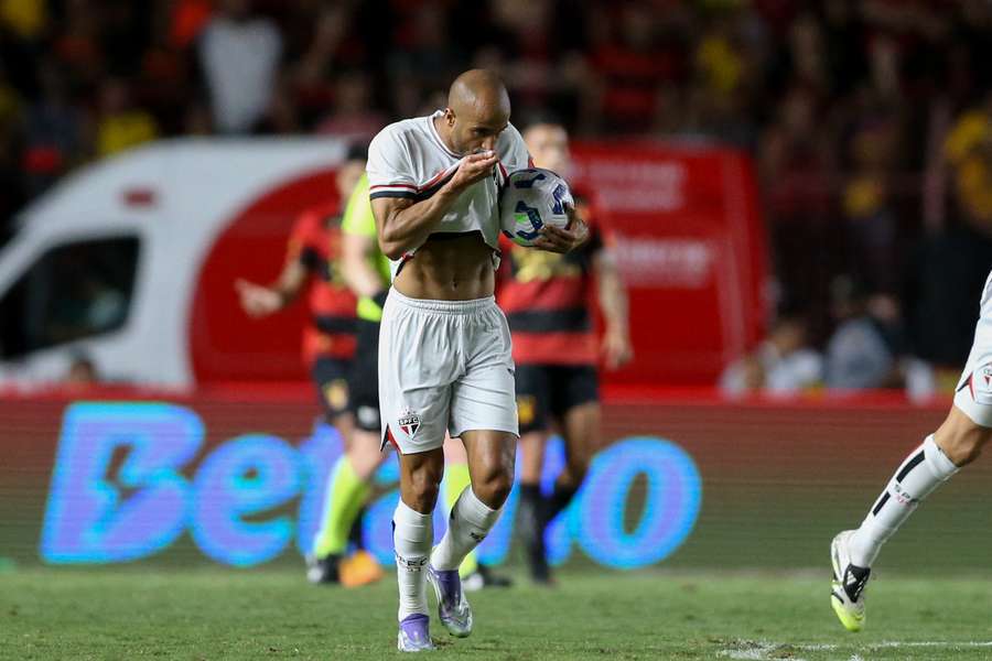 Lucas Moura celebra un gol ante Sport Recife