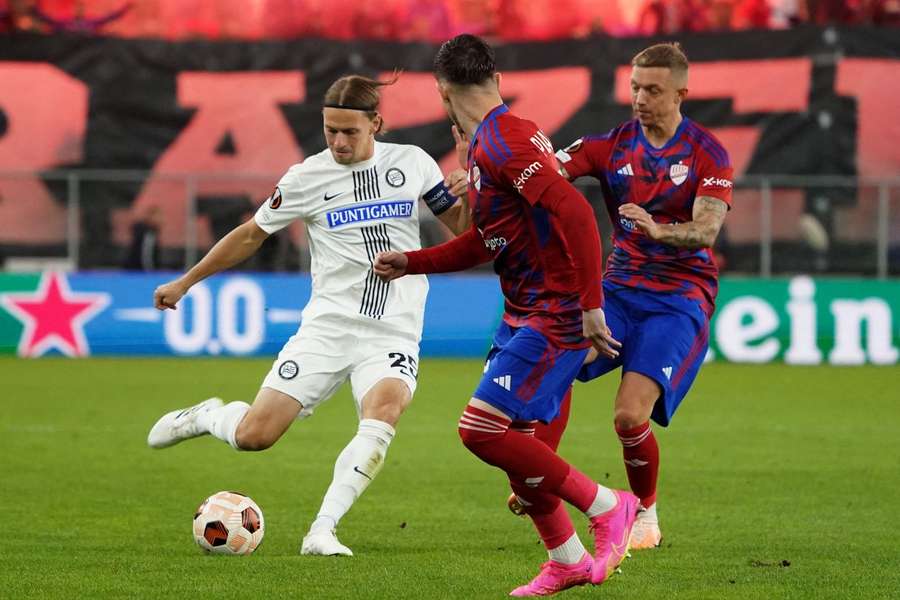 Stefan Hierlander, capitão do Sturm Graz, perante Srdjan Plavsic, do Rakow