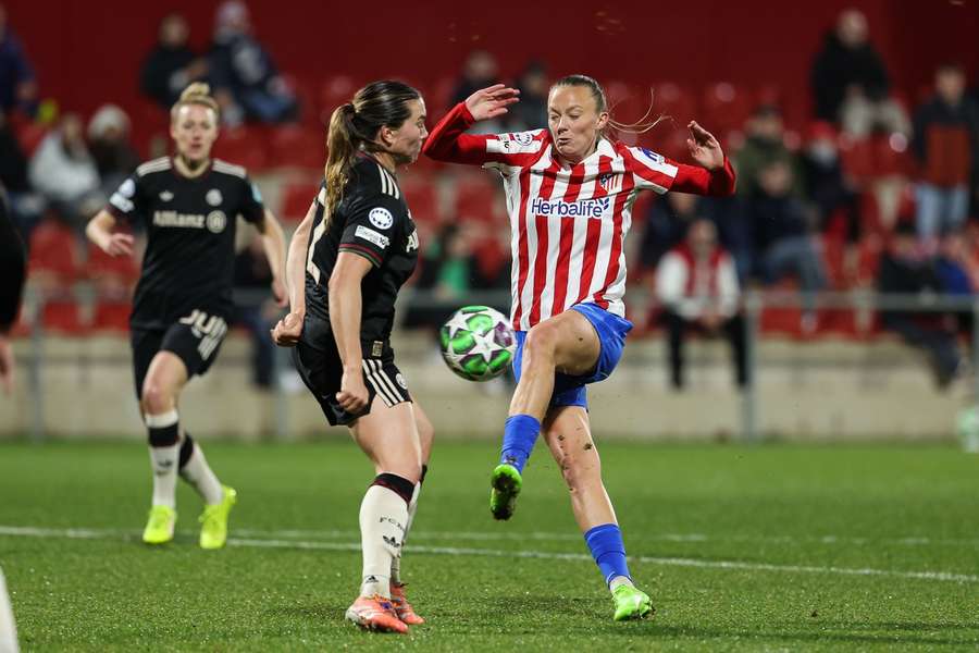 Vanessa Gilles (Bayern Munique) perante Synne Jensen (Atlético Madrid) Vanessa Gilles (Bayern Munique) perante Synne Jensen (Atlético Madrid)