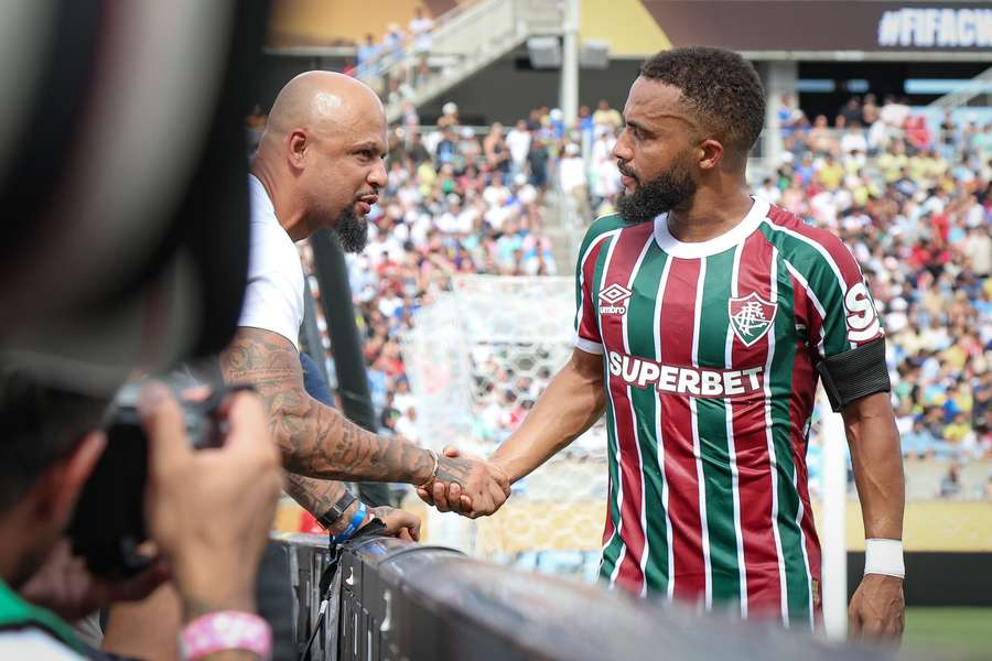 Samuel Xavier é cumprimentado por Felipe Melo após vitória sobre Al-Hilal por 2 a 0