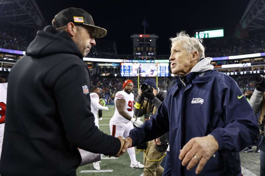 Pete Carroll (R) feliciteert zijn collega Kyle Shanahan (L)