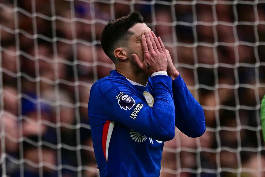 Pedro Neto reage após chance perdida no empate com o Burnley Pedro Neto reage após chance perdida no empate com o Burnley