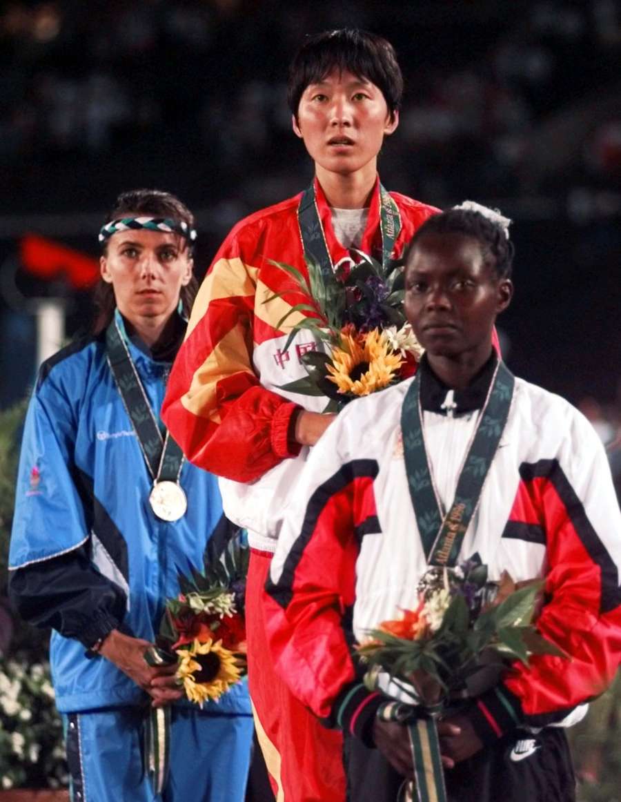 Wang Junxia sur le podium olympique du 5000m à Atlanta en 1996