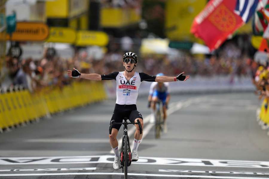 Adam Yates projíždí cílem první etapy Tour de France.
