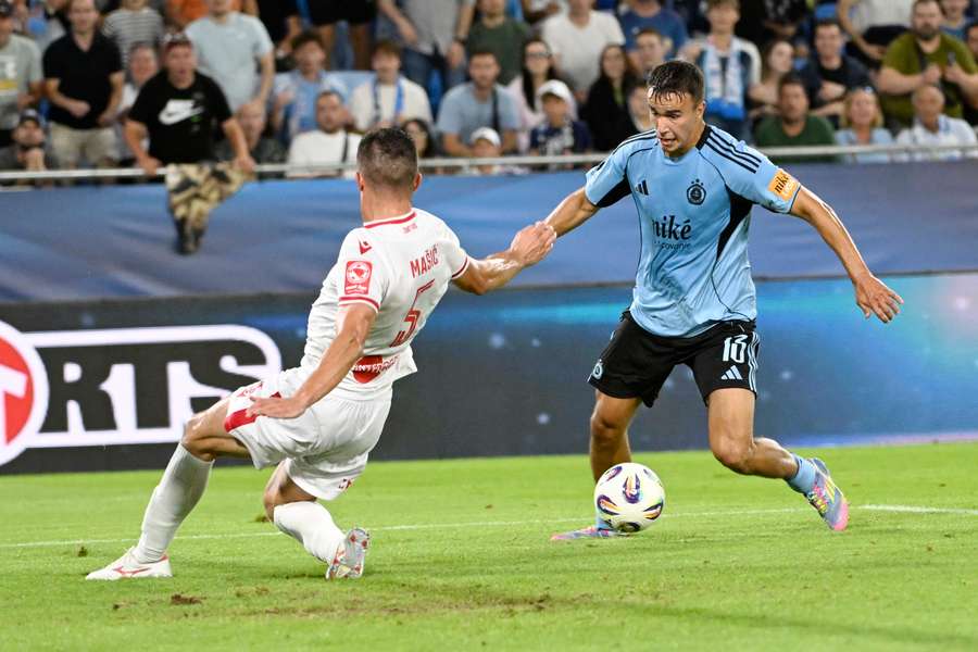 Strelec v belasém dresu podával kvalitní výkony. Strelec v belasém dresu podával kvalitní výkony.
