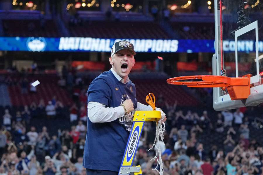 Hurley conduziu os Huskies a campeonatos consecutivos da NCAA