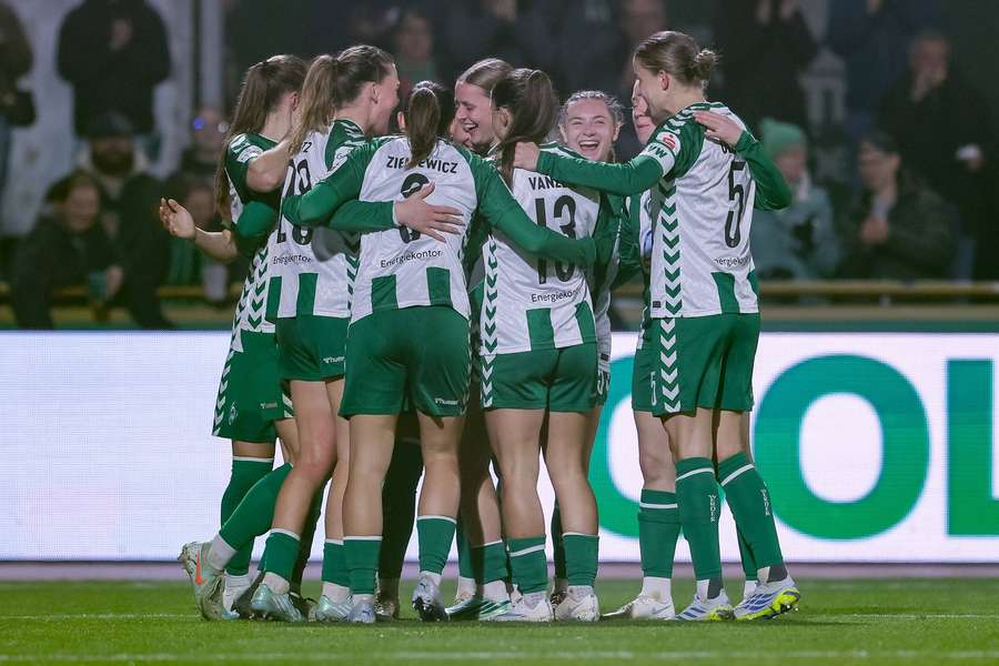 Werder feiert nach dem 2:0 von Hipp Werder feiert nach dem 2:0 von Hipp