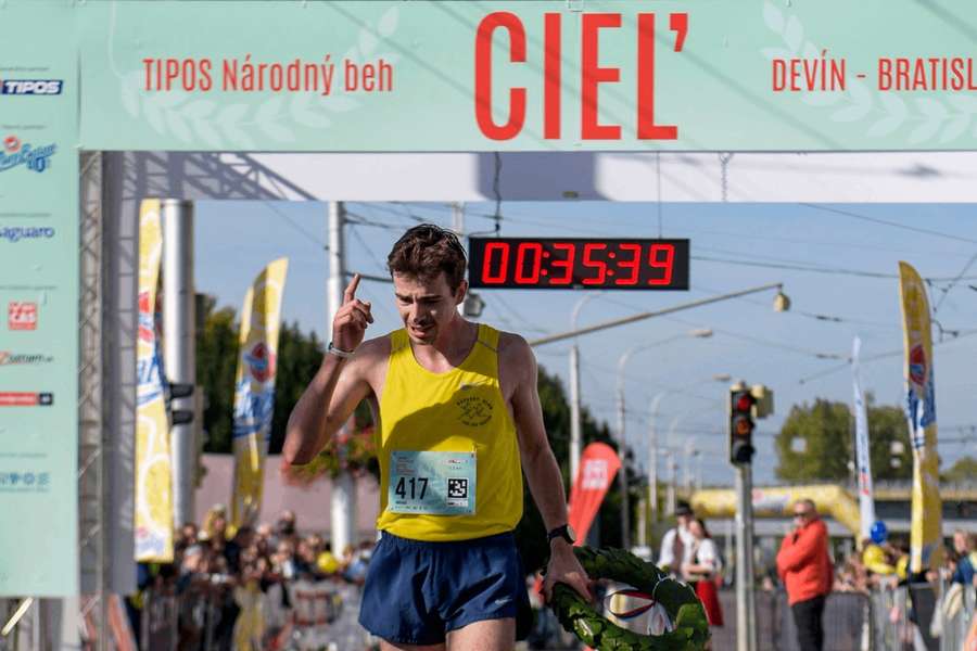 Michal Staník prichádza do cieľa ako prvý počas 74. ročníka národného behu Devín - Bratislava 2022. 