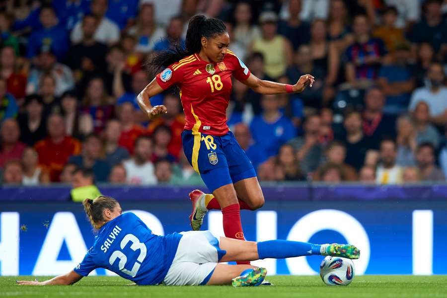 Salma Paralluelo intenta regatear a una rival