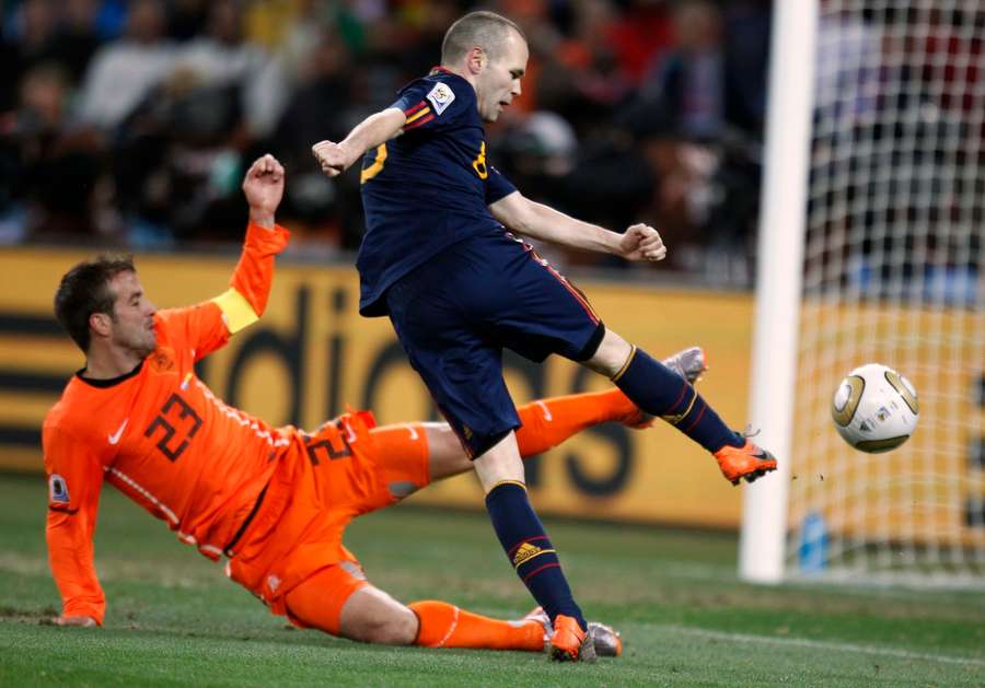 O gol histórico de Iniesta contra a Holanda