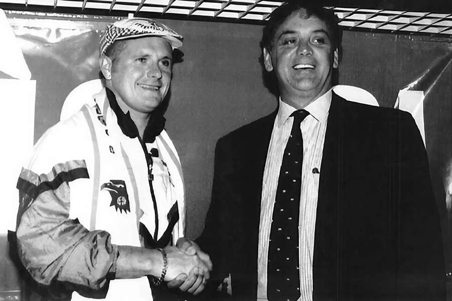 Gazza stringe la mano del presidente Calleri