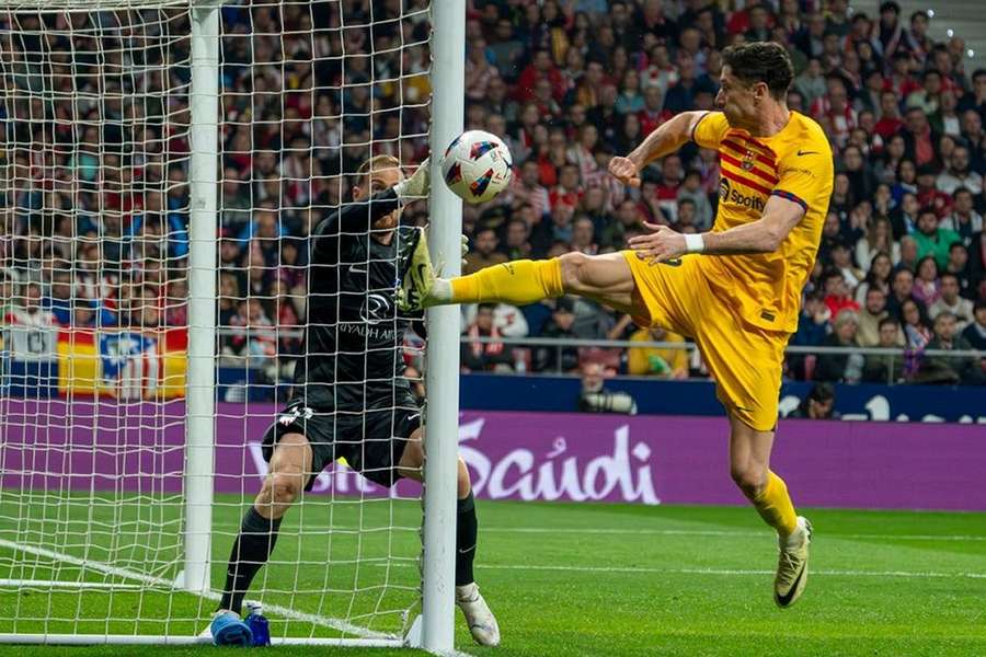 Barcelona's 2-goal Lewandowski praises kids for victory at Valencia