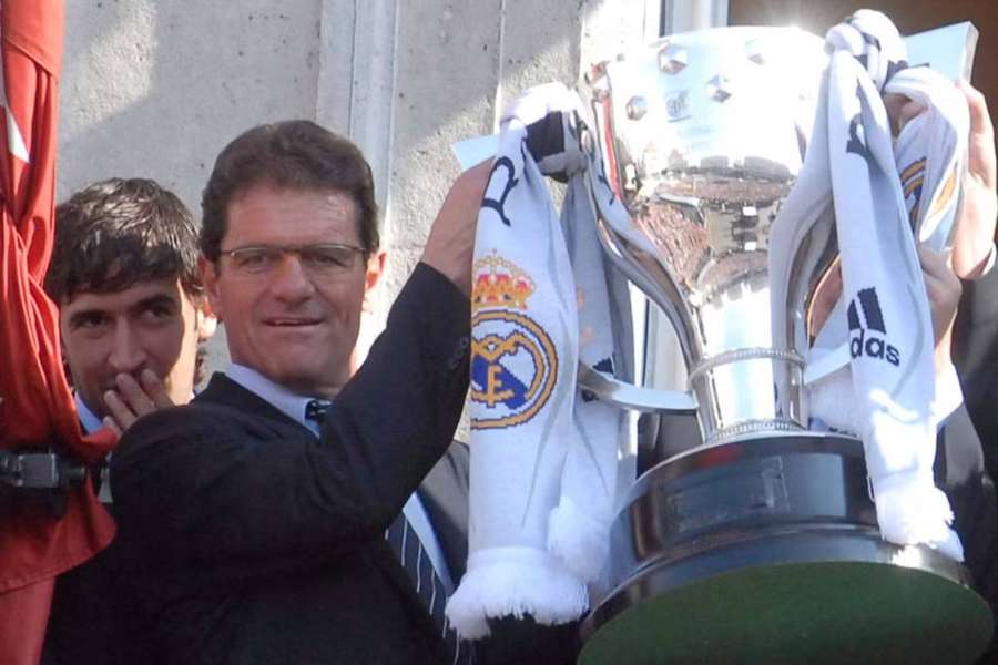 Capello s trofej pre majstra Španielska. Capello s trofej pre majstra Španielska.