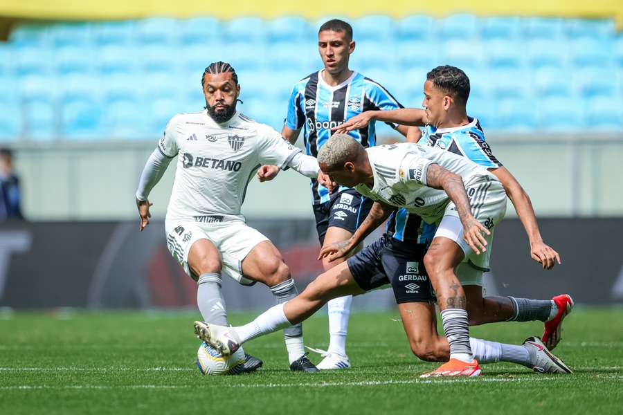 Atlético-MG e Grêmio aparecem no meio da tabela do Brasileirão