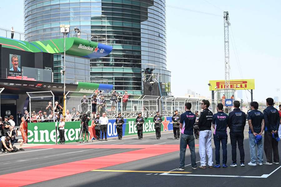 Os pilotos prestam homenagem ao antigo proprietário de uma equipa de Fórmula 1, Eddie Jordan, antes do início do Grande Prémio da China de Fórmula 1